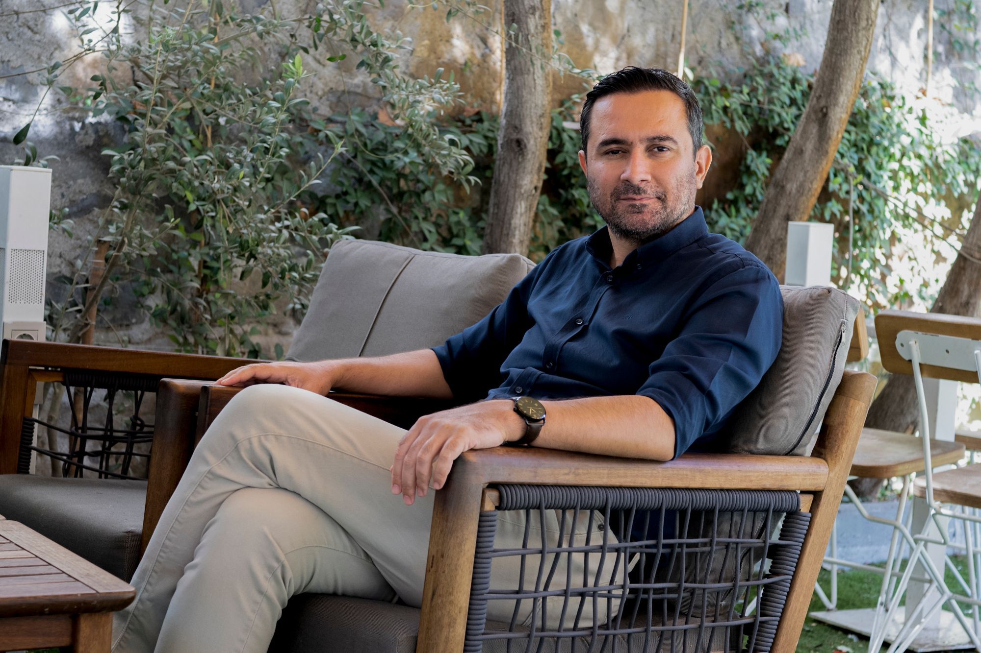 İbrahim Babadağı bahçede, ahşap bir koltukta oturuyor