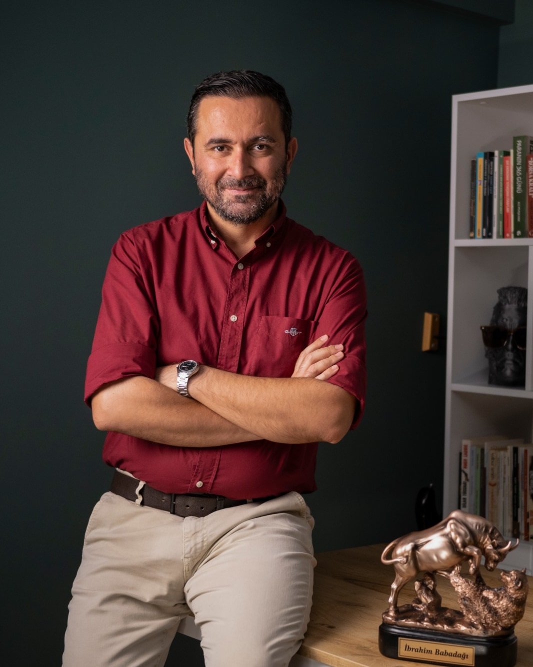 İbrahim Babadağı, çalışma odasında kollarını kavuşturmuş